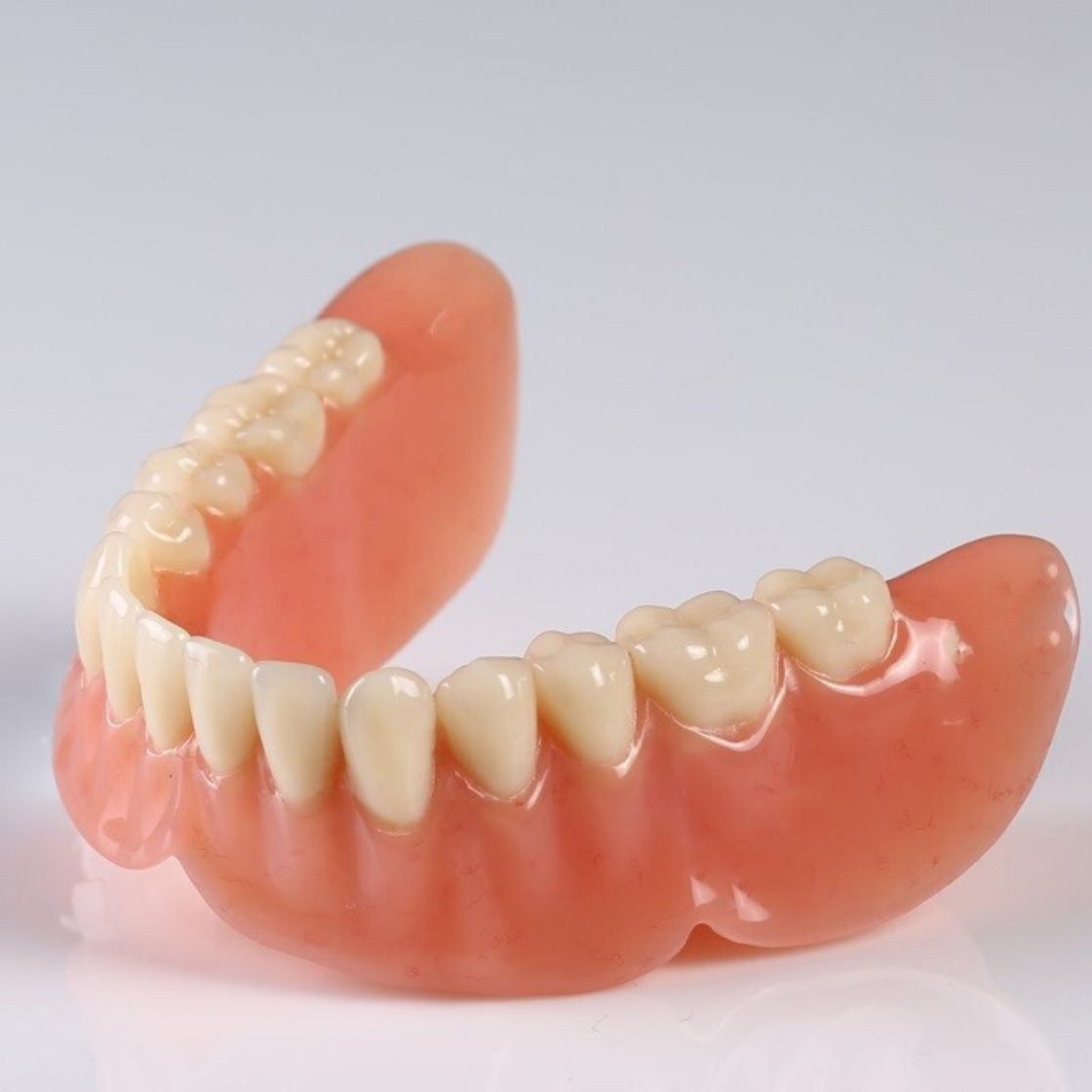 Съемный протез зубов какие бывают. Съемный пластиночный протез. Полный съемный акриловый протез. Силиконовые протезы съемные зубные. Съемный пластинчатый протез.
