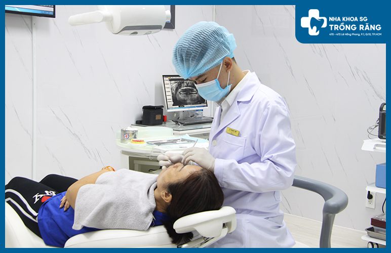 Bác sĩ làm răng giả tháo lắp nhựa cứng cho bệnh nhân nha khoa làm răng giả tháo lắp nhựa cứng
