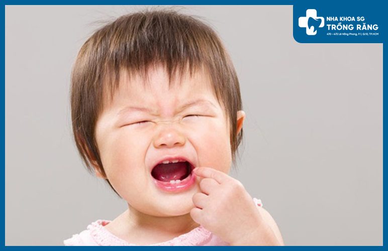 trẻ bị đau răng do mọc răng