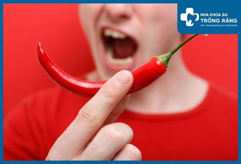 Ăn đồ cay nóng cũng có thể dẫn đến tình trạng viêm gai lưỡi